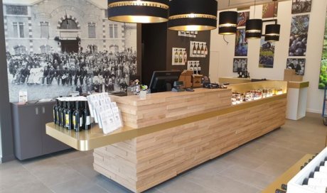 Menuisier Montpellier spécialisé dans la création d'accueil et présentoir à bouteilles pour une cave à vins