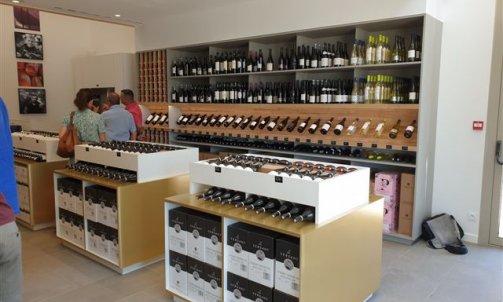 Menuisier Montpellier spécialisé dans la création d'accueil et présentoir à bouteilles pour une cave à vins